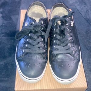 Pre Owned black uggs size 12